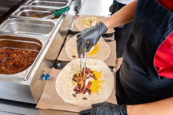 Frau bereitet Burrito im Food-Truck zu — Stockfoto