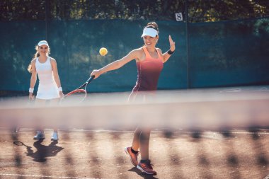 Tenis ikilisindeki kadın