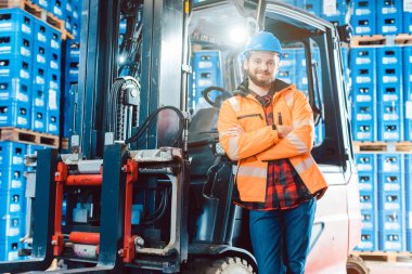 Forklifti ile lojistik dağıtım merkezinde çalışan