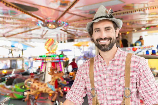 Homem em Baviera Tracht na feira tradicional — Fotografia de Stock