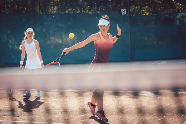 Mujer en un doble de tenis —  Fotos de Stock