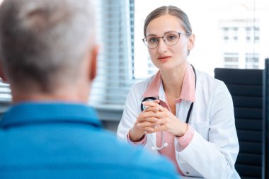 Ofisinde erkek hasta ile güzel doktor