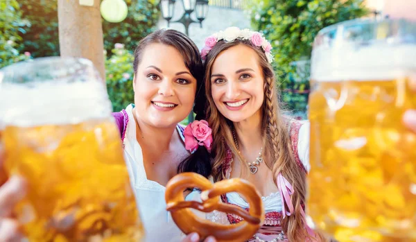 Novias en Baviera disfrutando de una cerveza en un pub tradicional —  Fotos de Stock