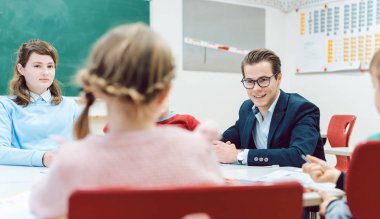 Takım çalışması nda işbirliği içinde olan öğrenciler ve öğretmen