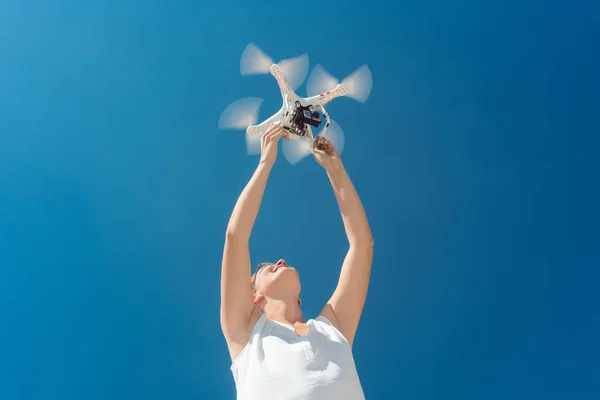 Mulher começando um drone para uma produção de vídeo — Fotografia de Stock