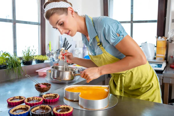 Cocinera preparando pastel — Foto de Stock