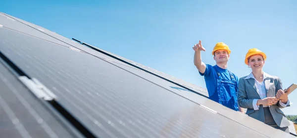 Gerente e trabalhador em usina fotovoltaica — Fotografia de Stock