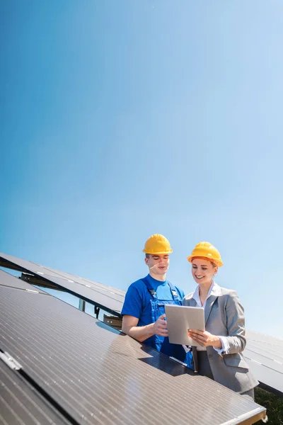 Gerente e trabalhador em usina fotovoltaica — Fotografia de Stock