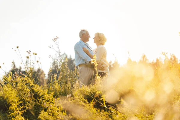 Mann und Frau, beide Senioren, umarmen sich — Stockfoto