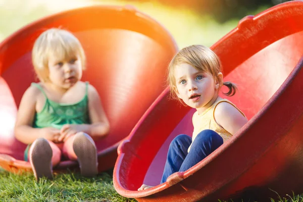 Děti si hrají spolu venku — Stock fotografie