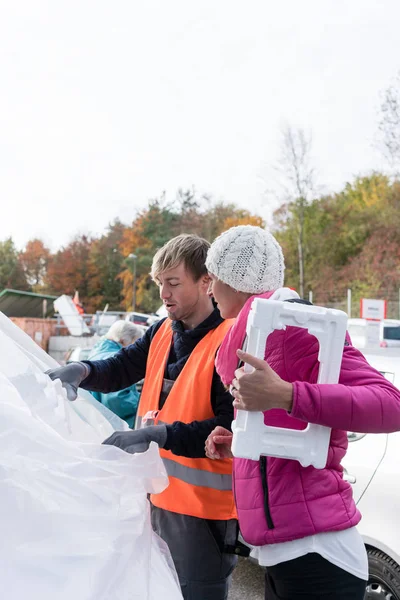 Mujer y hombre en el centro de reciclaje con espuma de poliestireno — Foto de Stock