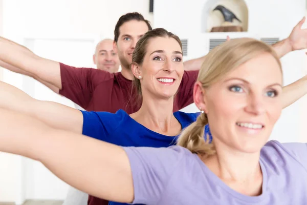 Pessoas praticando aula de ioga — Fotografia de Stock