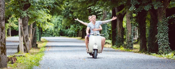 Jovem casal em scooter retro — Fotografia de Stock