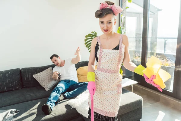 Frau ist wütend auf ihren faulen Mann, der nicht bei der Hausarbeit hilft — Stockfoto