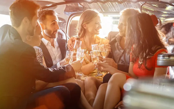 Groupe de femmes et d'hommes à lunettes dans une limousine — Photo