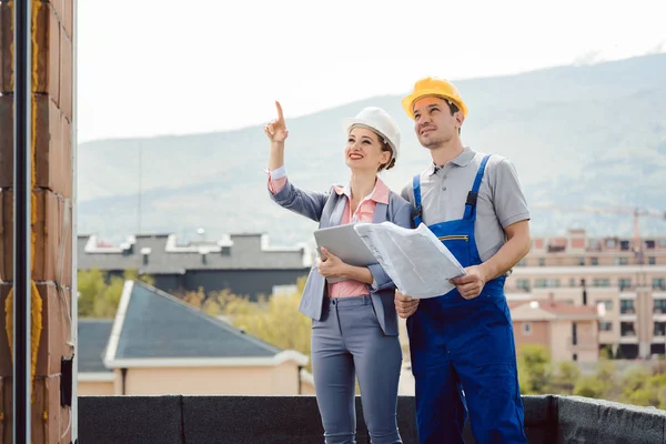 Architect and builder developing ideas for construction project — Stock Photo, Image