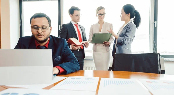 Equipo haciendo planificación fiscal y financiera internacional — Foto de Stock