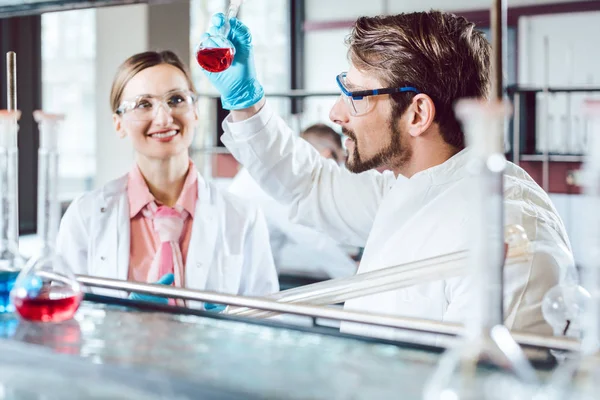 Químicos analíticos trabalhando no laboratório — Fotografia de Stock