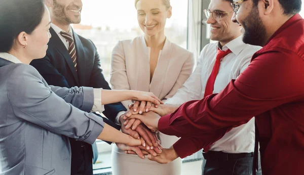 Equipo de empresarios de la diversidad en la reunión de lanzamiento — Foto de Stock