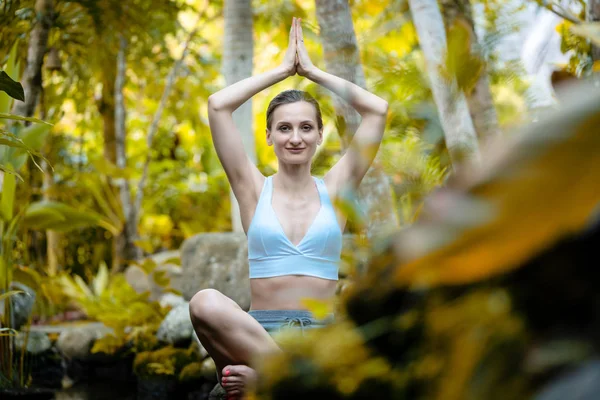 Жінка робить йогу в тропічних джунглях — стокове фото