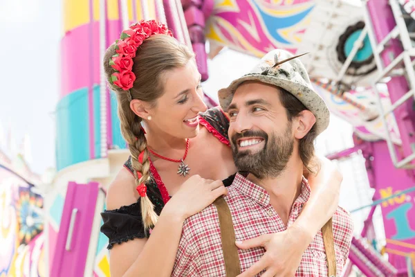 Man and woman in Tracht on the Oktoberfest in Munich — Stock Photo, Image