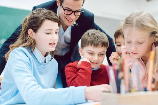 Séance d'équipe en classe avec tous les élèves travaillant ensemble — Photo