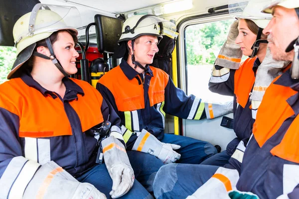 Feuerwehrleute auf dem Weg zum Brandort — Stockfoto