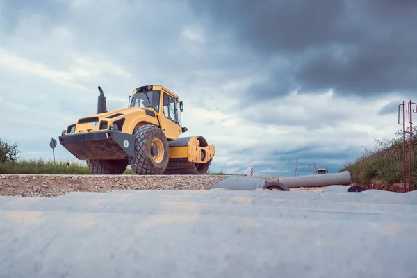 Bulldozer trabalhando na construção de esgoto — Fotografia de Stock