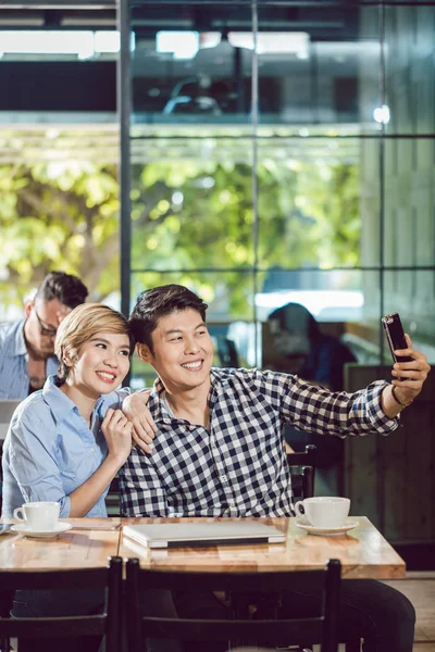 Par tar självporträtt på mobilen — Stockfoto