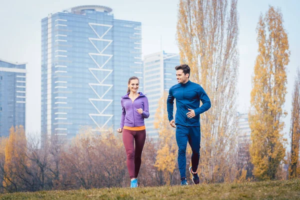 Jogging urbano - Pareja corriendo en la ciudad de otoño — Foto de Stock