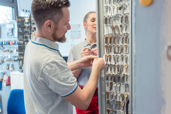 Belangrijke maker van man en vrouw in hun winkel kiezen vormstukken — Stockfoto