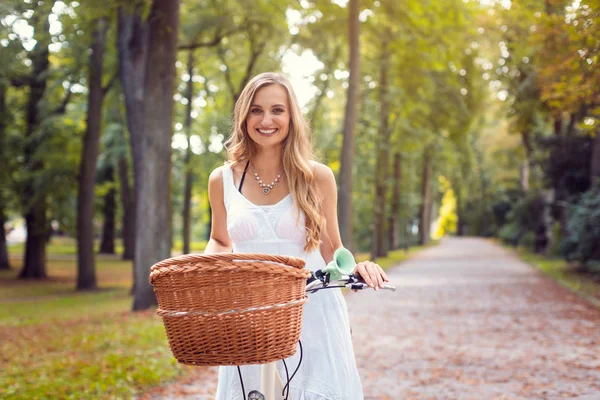 公園で自転車に乗る美しい女性 — ストック写真