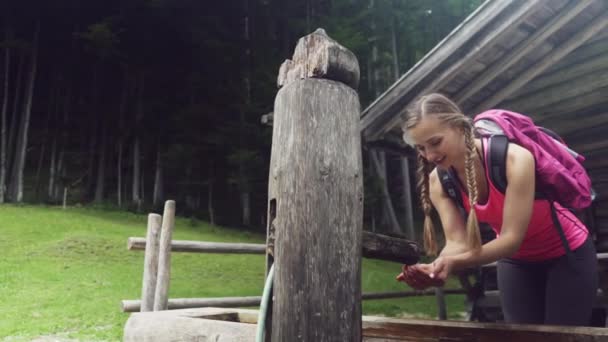 Женщина отдыхает от похода в горную хижину — стоковое видео