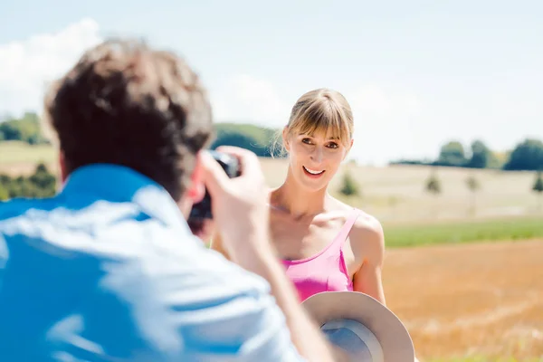 Fotógrafo tirando fotos de modelo durante uma produção — Fotografia de Stock