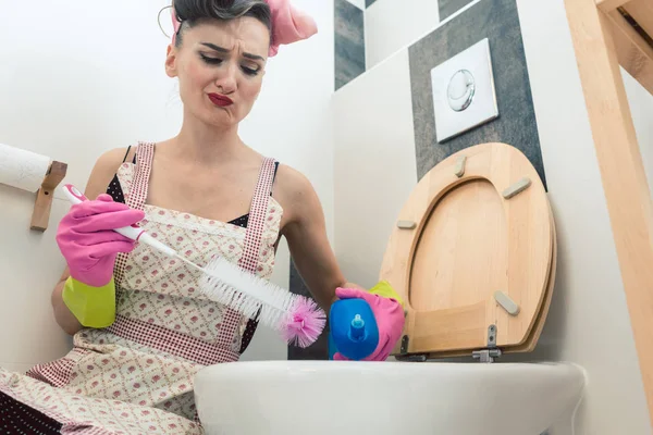 Donna disgustata che tenta di pulire il bagno con la spazzola — Foto Stock