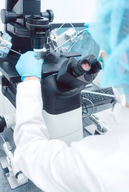 Tıbbi laboratuarda çalışan kadın doktor