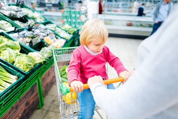 Moeder en peuter met winkelwagentje in supermarkt — Stockfoto