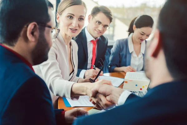 Team van zakenmensen die onderhandelen over een overeenkomst die de deal sluit — Stockfoto