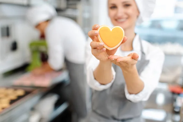 Konditor backt herzförmige Plätzchen — Stockfoto