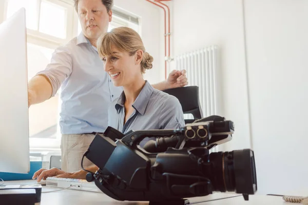 Donna e uomo al lavoro su un video in post-produzione — Foto Stock