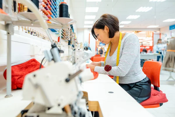 Couturière travaillant dans son atelier couture vêtements — Photo