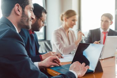 Toplantıda çalışan ofis iş ekibi