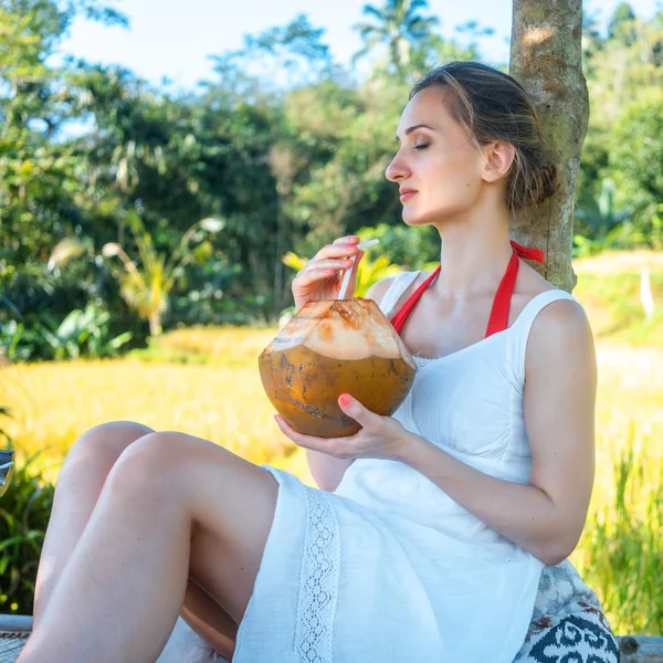 Mujer relajándose en sus vacaciones tropicales sentada en la selva —  Fotos de Stock