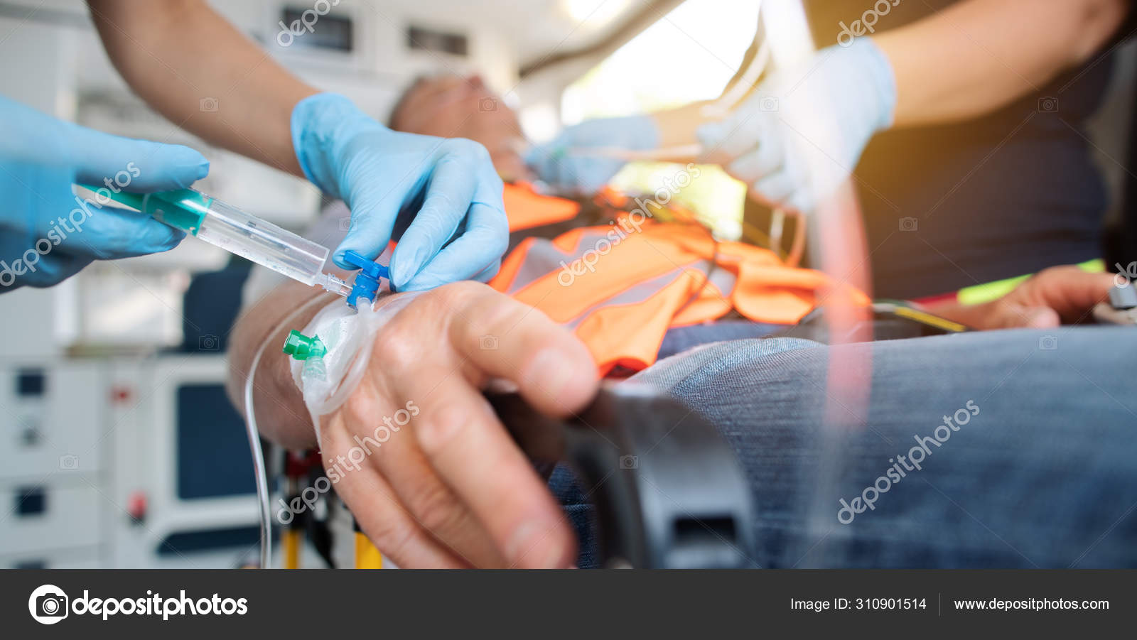Médico de emergência que administra agulha para injeção em ambulância —  Foto © Kzenon #310901514, image size:1600x901