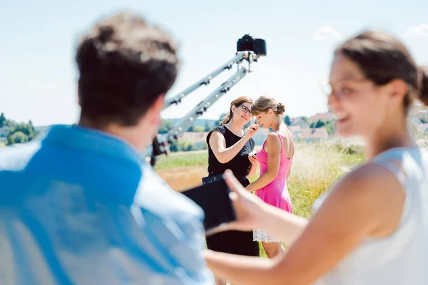 Cameraman met camera op een kraan op video productie set — Stockfoto
