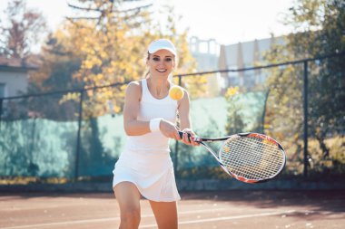 Kortta tenis oynayan kadın