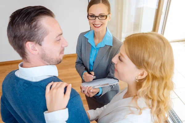 Pareja considerando alquilar o comprar un apartamento — Foto de Stock