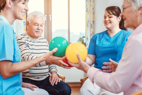 Topları ile spor ve jimnastik yapan yaşlılar Grubu — Stok fotoğraf