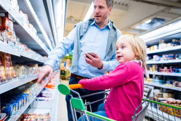 Mann mit Kind in Frischeabteilung eines Supermarktes — Stockfoto