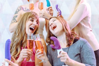 Yetişkin bir oyuncak partisi sırasında eğlenen en iyi arkadaşlar